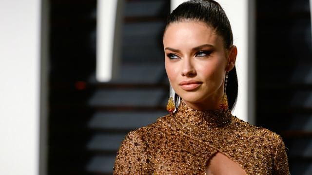 Известная модель снялась в пасхальном ролике полностью обнаженной: видео Известная модель снялась в пасхальном ролике полностью обнаженной: видео