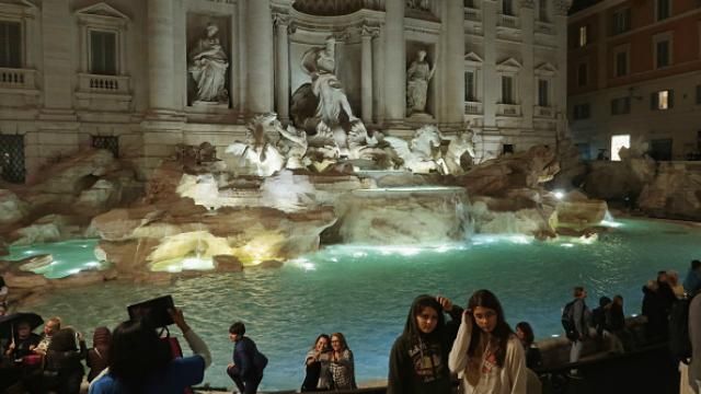 За те, що мили ноги у фонтані, туристи влетіли на 900 євро