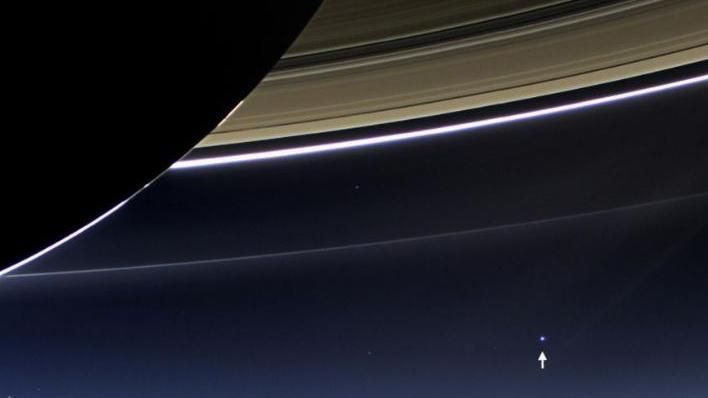 Как выглядит Земля сквозь кольца Сатурна: NASA опубликовало фото
