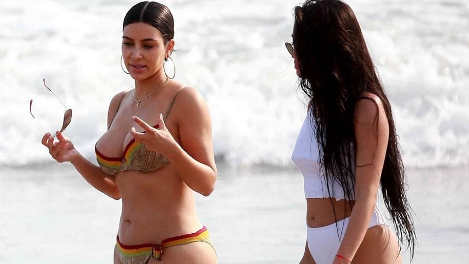 Без фільтрів: Кім Кардашян шокувала фанатів своєю фігурою на пляжі Без фільтрів: Кім Кардашян шокувала фанатів своєю фігурою на пляжі