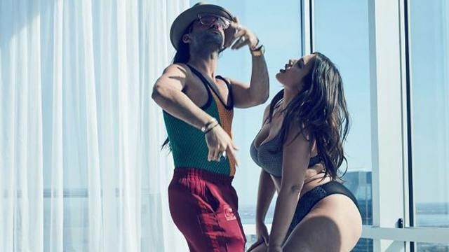 Популярная модель plus-size станцевала сексуальный танец в нижнем белье Популярная модель plus-size станцевала сексуальный танец в нижнем белье