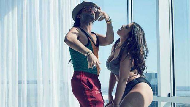 Популярная модель plus-size станцевала сексуальный танец в нижнем белье