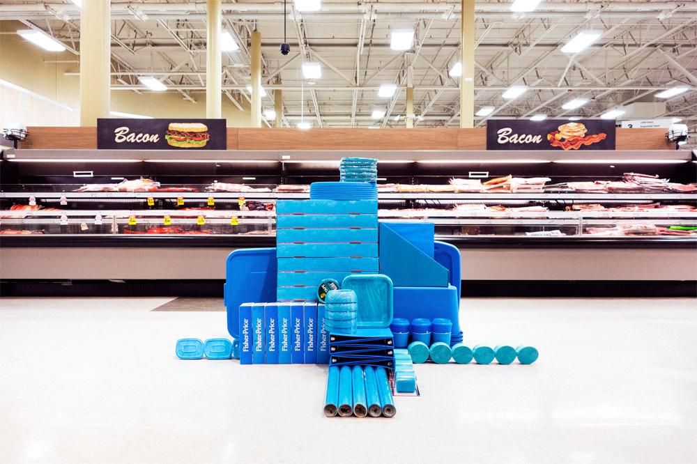Художник без дозволу створює інсталяції у супермаркетах та викладає їх в Instagram: фото