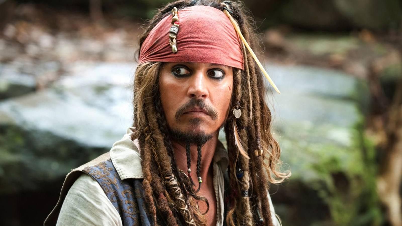 Джонні Депп несподівано з’явився в Діснейленді в костюмі пірата: відео