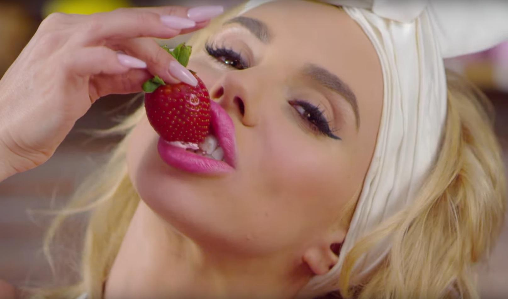 Украинскую певицу устыдили за эротический клип: видео (18+)