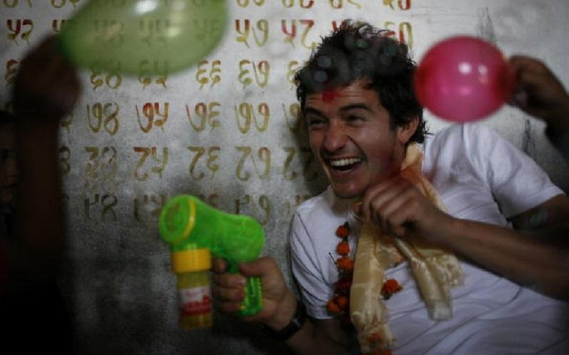 Популярный британский актер сломал нос женщине