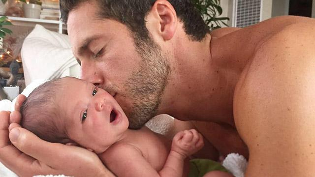 Как усыпить младенца за 10 секунд: мастер-класс от папы