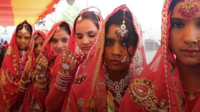 Невестам из Индии подарили деревянные дубинки для самозащиты