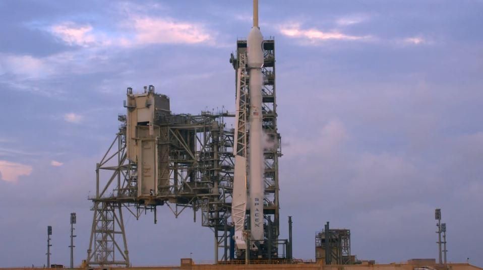 SpaceX успешно запустила ракету Falcon 9 с разведывательным спутником