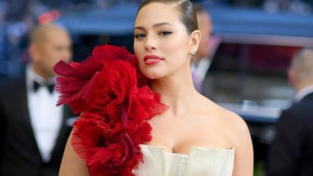 Модель plus-size повністю оголилась у фотосесії (18+) Модель plus-size повністю оголилась у фотосесії (18+)