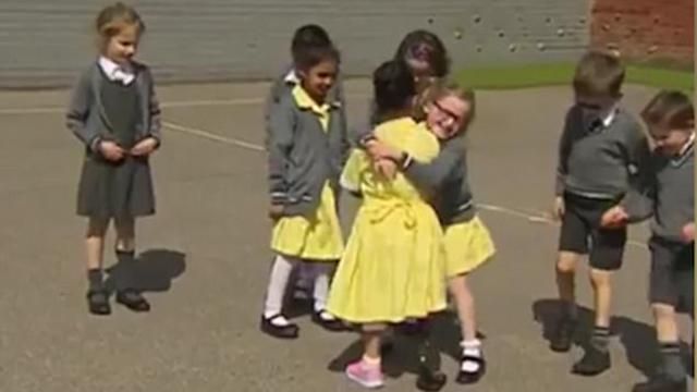 Друзі підтримали дівчинку, яка соромилася протезу: зворушливе відео 