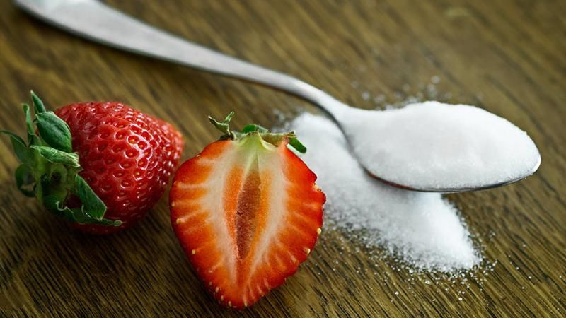 Можно ли есть клубнику с сахаром: мнение эксперта