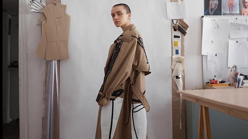 Голлівудська зірка знялася у плащі від українського дизайнера: фото Голлівудська зірка знялася у плащі від українського дизайнера: фото