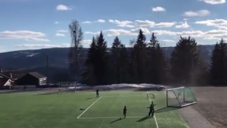 Буревій ледь не підняв у повітря дитину з футбольними воротами: приголомшливе відео Буревій ледь не підняв у повітря дитину з футбольними воротами: приголомшливе відео