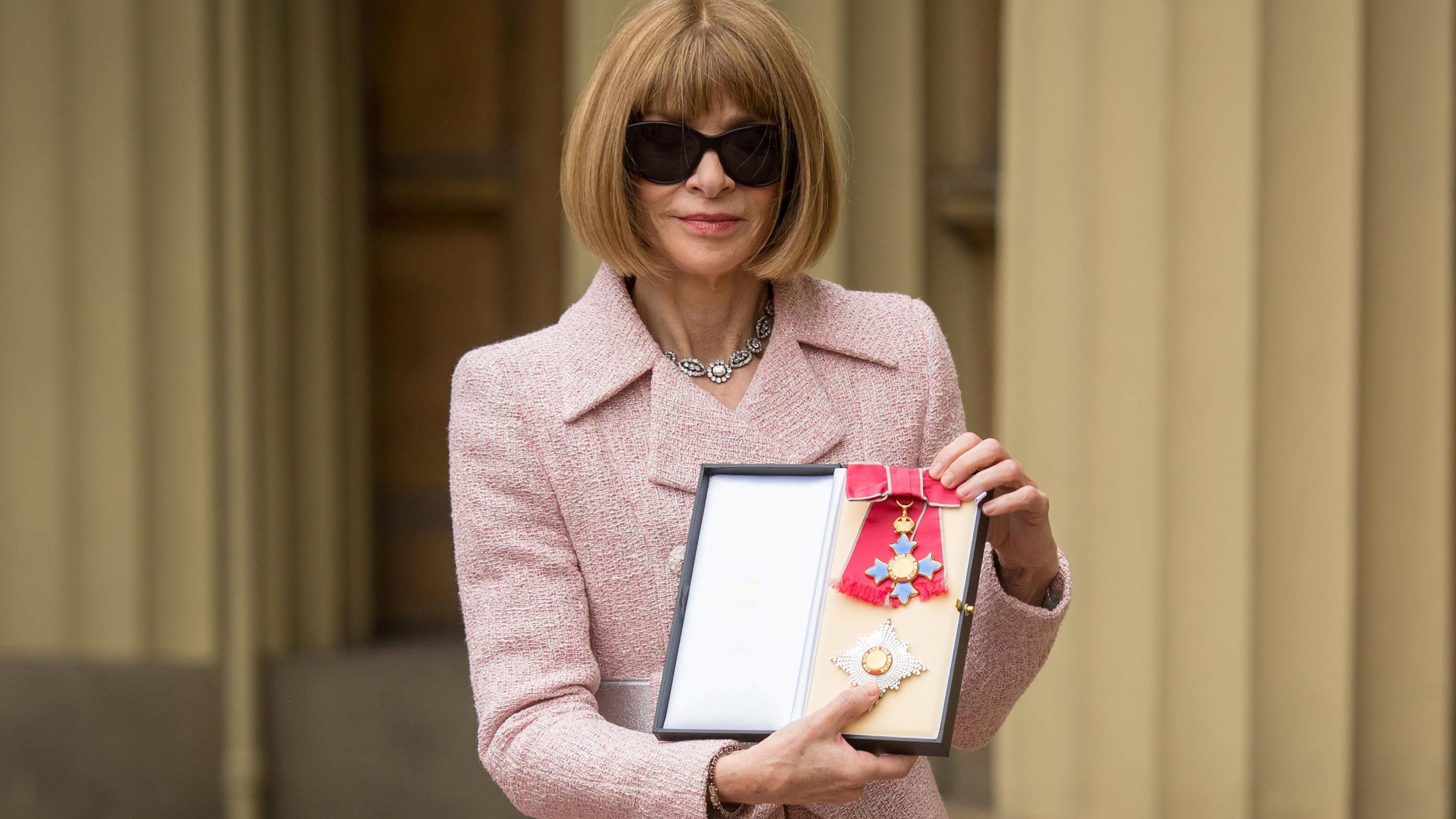 Главный редактор известного глянца получила награду от Британской королевы Главный редактор известного глянца получила награду от Британской королевы