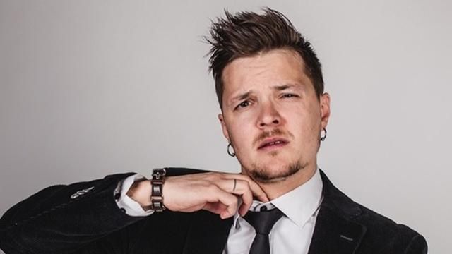 Лидер O.Torvald сделал неожиданный подарок итальянской журналистке Лидер O.Torvald сделал неожиданный подарок итальянской журналистке