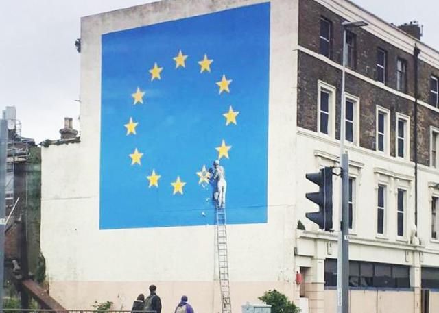 Бенксі створив новий грандіозний політичний мурал Бенксі створив новий грандіозний політичний мурал