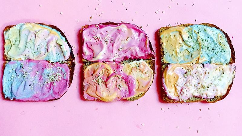 Блогер создает цветные тосты, которые может повторить каждый: фото
