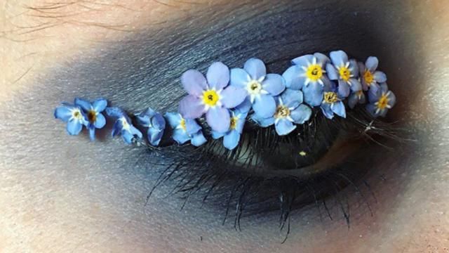 Квіти на очах: дівчина створює оригінальний романтичний макіяж 