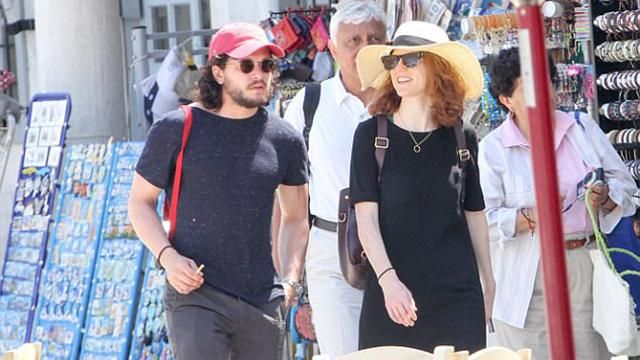 Звездная пара из "Игры престолов" отдыхает в Греции: романтические фото Звездная пара из "Игры престолов" отдыхает в Греции: романтические фото