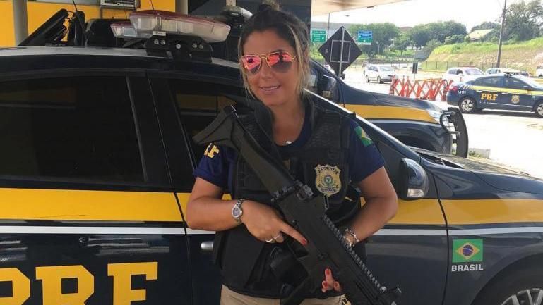 Поліцейська-модель з Ріо-де-Жанейро знімається в гарячих фотосесіях: фото