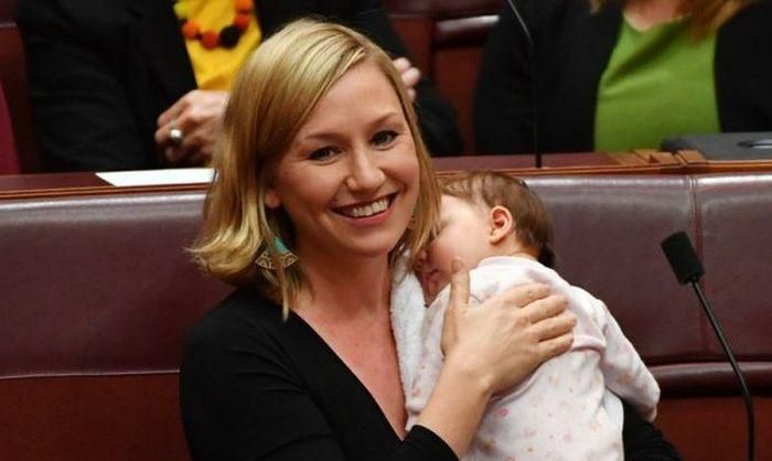 Политик покормила грудью ребенка прямо в стенах парламента