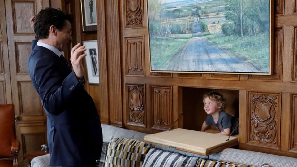 Як прем’єр-міністр Канади Трюдо проводить час на роботі з сином: зворушливі фото