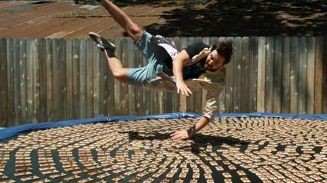 Безумный эксперимент: блоггер прыгнул на батут с тысячей мышеловок