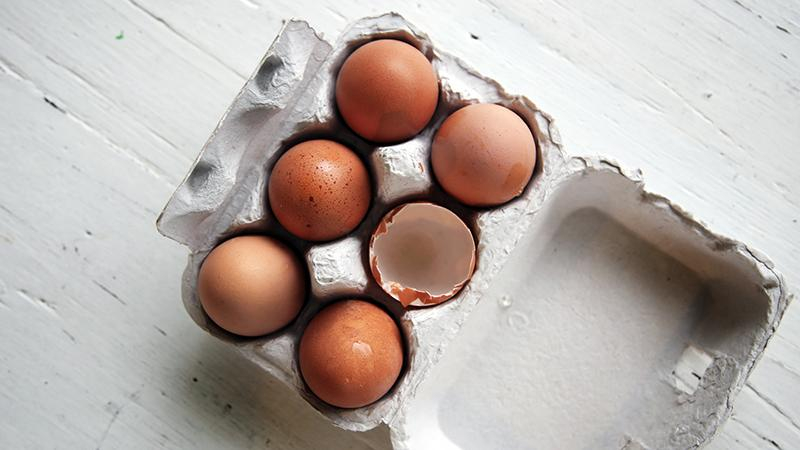 Чому яйця не варто зберігати на дверцятах холодильника 