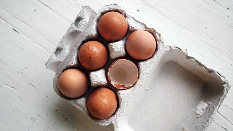 Почему яйца не стоит хранить на дверце холодильника