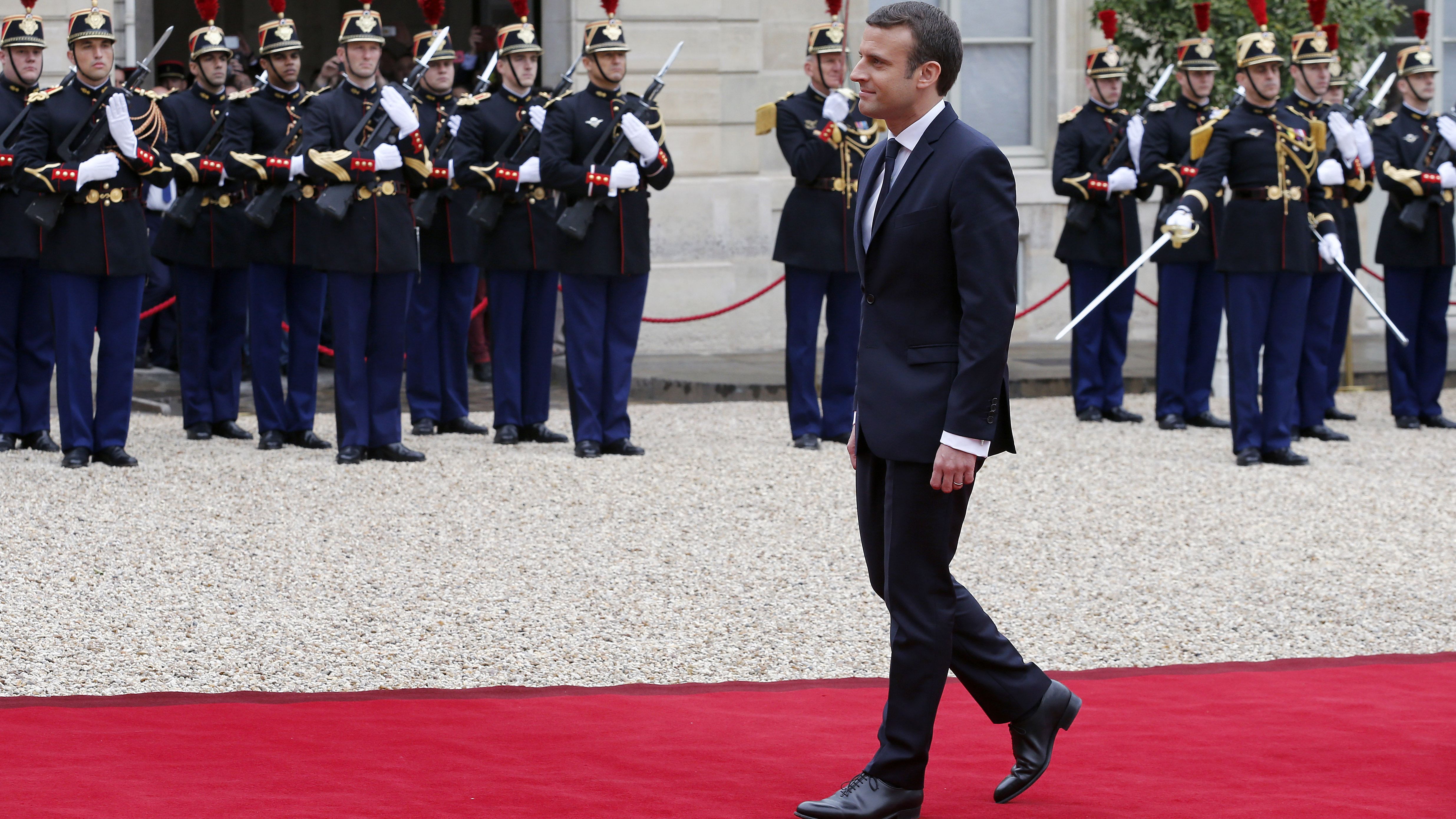 Макрон на інавгурацію одягнув костюм, який коштує майже, як кросівки Королевської Макрон на інавгурацію одягнув костюм, який коштує майже, як кросівки Королевської