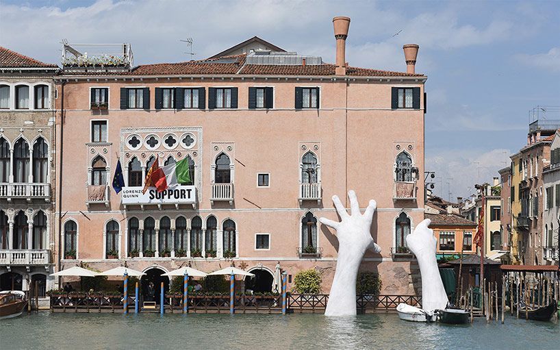 У Венеції гігантські руки почали "тримати" стіну: опубліковані фото