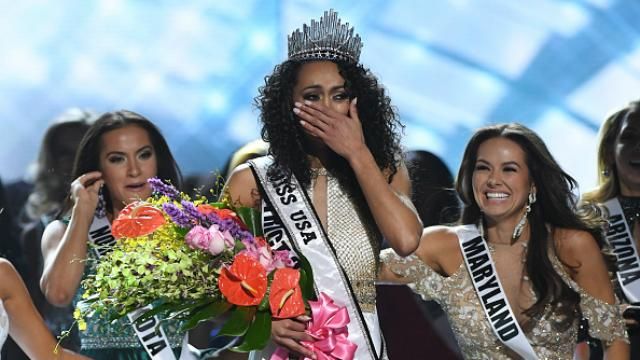 Новоспечена міс США працює у комісії з ядерного регулювання: яскраві фото з церемонії Новоспечена міс США працює у комісії з ядерного регулювання: яскраві фото з церемонії