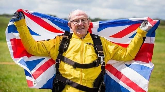 101-летний дедушка прыгнул с парашютом со всей семьей