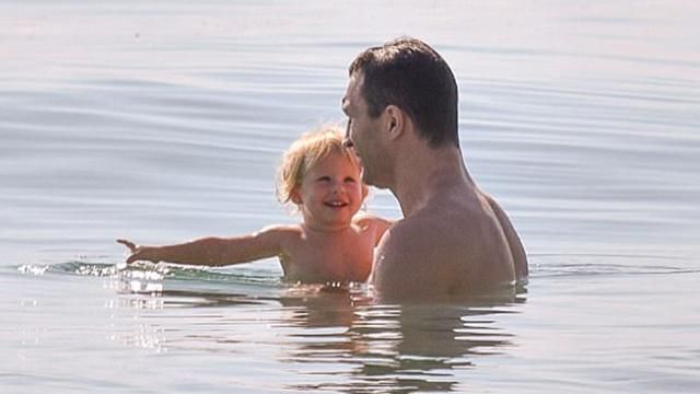 Суперпапа: Владимира Кличко сфотографировали с маленькой дочкой на пляже