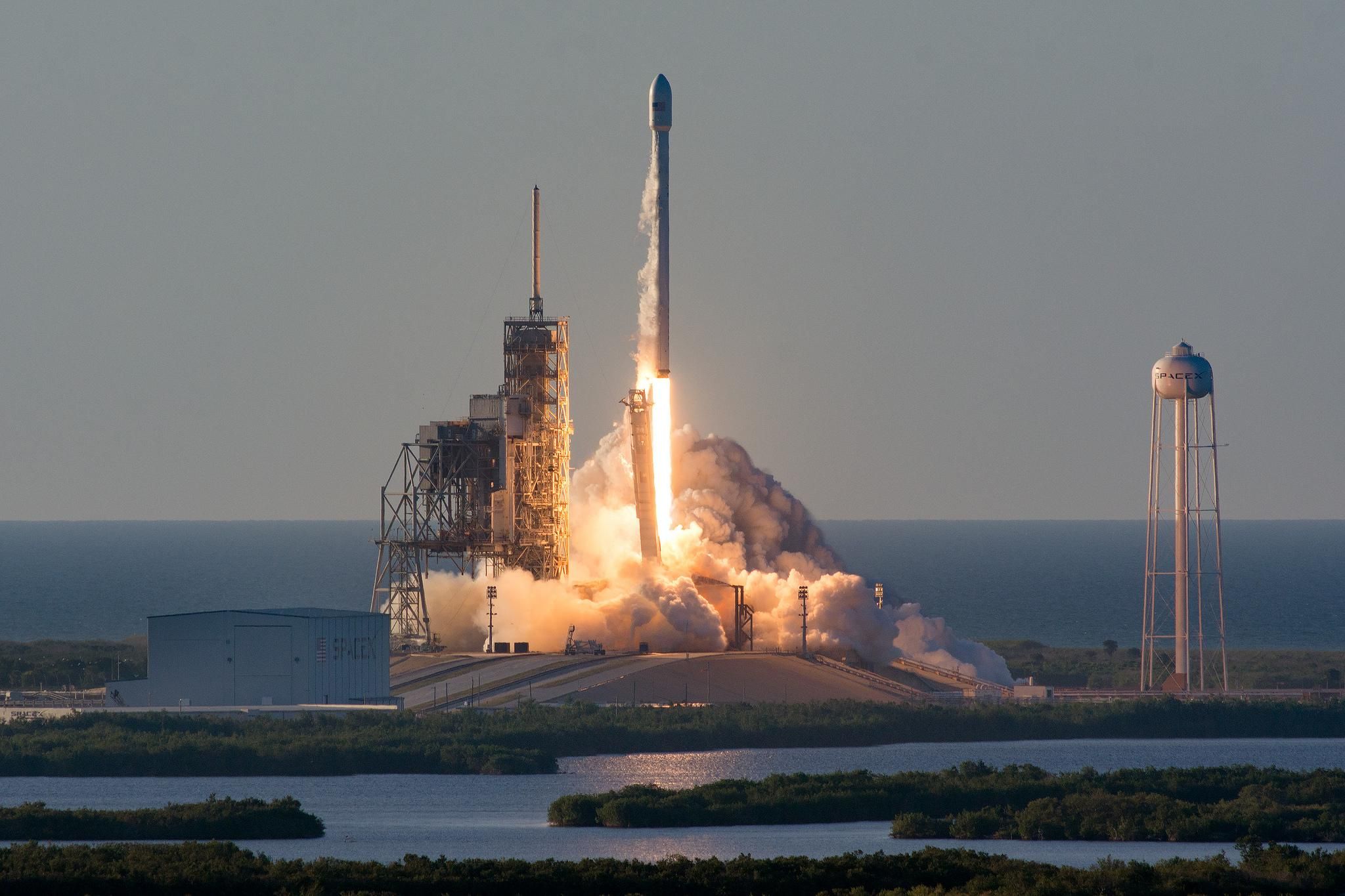 SpaceX запустила супутник, який забезпечить Wi-Fi в літаках: вражаючі фото