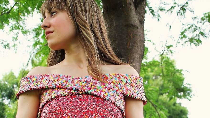Девушка создала необычное платье из конфетных оберток: фото