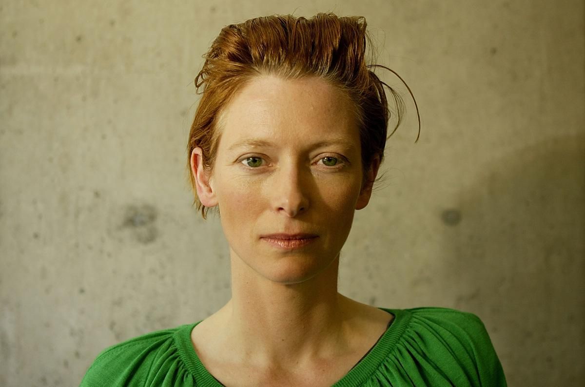 Загадочная Тильда Суинтон снялась в новой фотосессии для глянца: опубликованы фотографии Загадочная Тильда Суинтон снялась в новой фотосессии для глянца: опубликованы фотографии