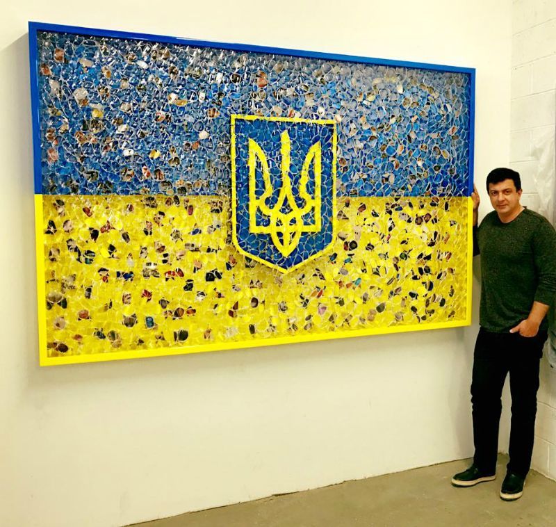 Американский художник изобразил украинский флаг через оригинальную инсталляцию
