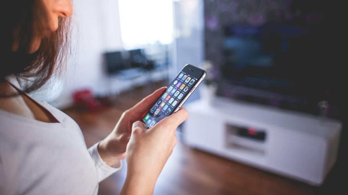 Хлопець подав в суд на дівчину, яка на першому побаченні "сиділа" в телефоні Хлопець подав в суд на дівчину, яка на першому побаченні "сиділа" в телефоні