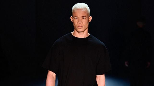 Альбинос из Африки стал звездой австралийских подиумов: фото Альбинос из Африки стал звездой австралийских подиумов: фото