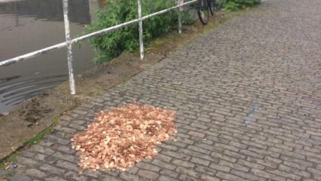 Художник высыпал кучу золотых монет и наблюдал за реакцией людей: курьезный эксперимент Художник высыпал кучу золотых монет и наблюдал за реакцией людей: курьезный эксперимент