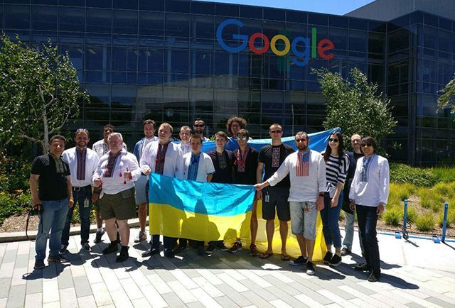 Google в вышиванке: работники компании поздравили украинцев Google в вышиванке: работники компании поздравили украинцев