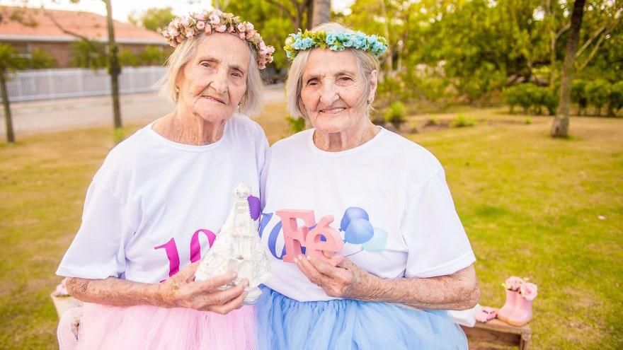 100-летние сестры-близняшки снялись в сказочном фотосете: фото