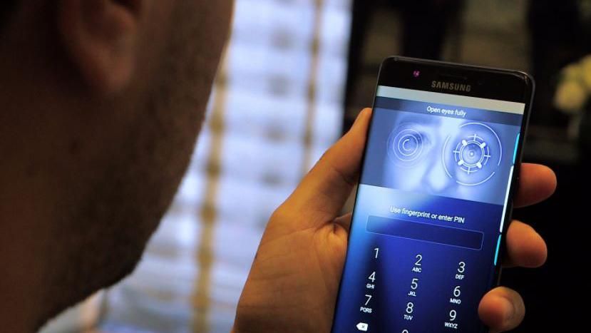 Как хакеры в Samsung Galaxy S8 обхитрили сканер радужки глаза: видео
