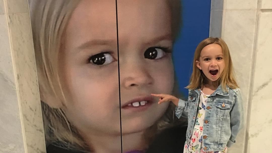 Відома дівчинка з мемів побачила своє фото в офісі Google: фото Відома дівчинка з мемів побачила своє фото в офісі Google: фото