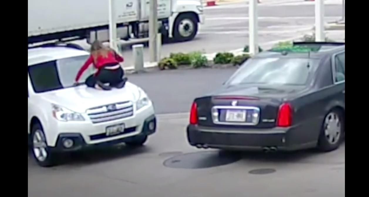 Хоробра дівчина зупинила крадія свого авто, вилізши на капот: приголомшливе відео