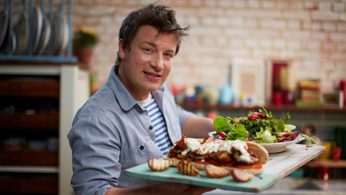 Сотні шанувальників емоційно привітали відомого британського кухаря з днем народження: відео