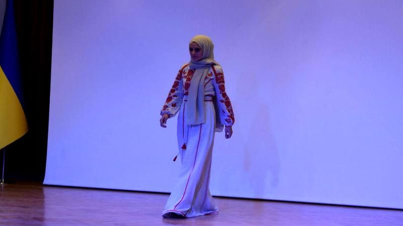 Необычное сочетание. В Турции устроили показ вышиванок с хиджабами