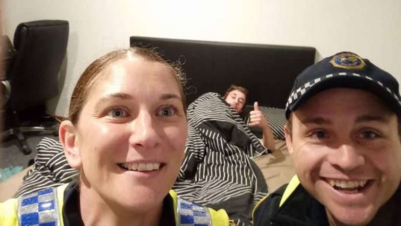 Австралийские полицейские устроили сюрприз пьяному мужчине